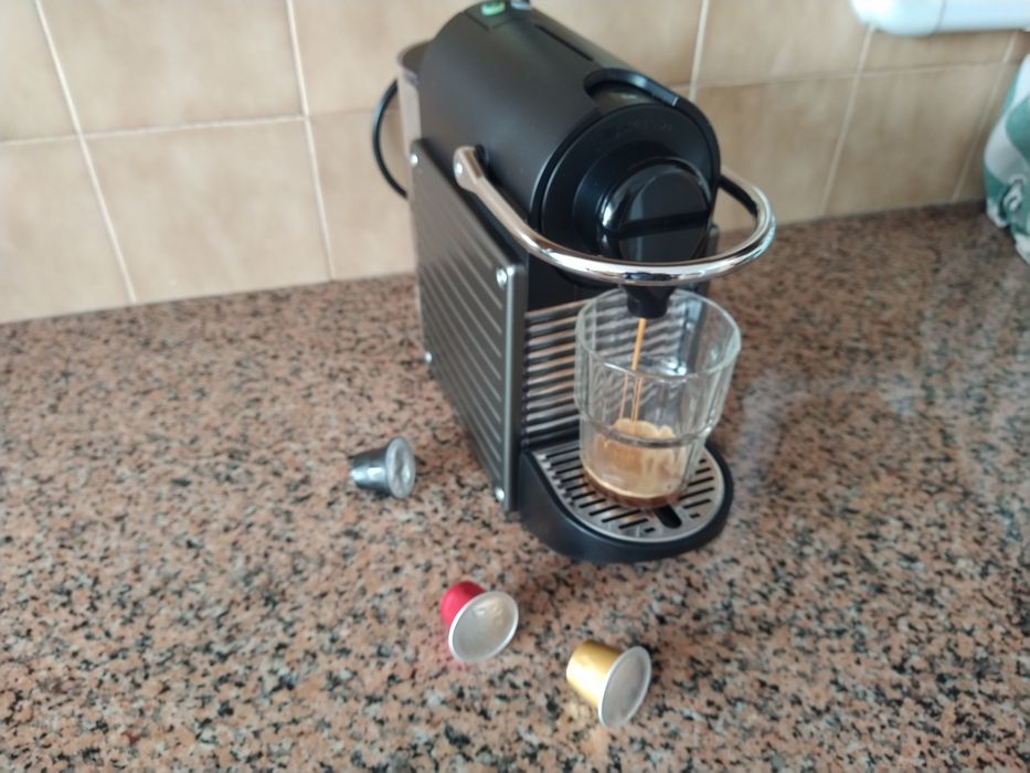 Máquina de café Nespresso casa quarto apartamento vivenda escritório gabinete carro cozinha.