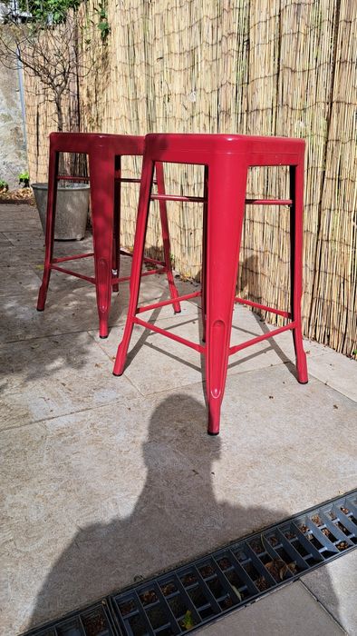 2 Bancos em ferro vermelho escuro