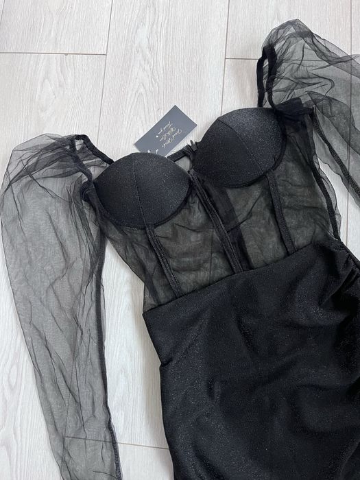 Чорна сукня з чашечками