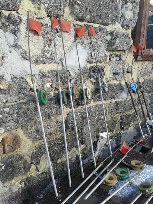 принадлежности для зимней рыбалки -бур , ящик , жерлицы и другое б-у