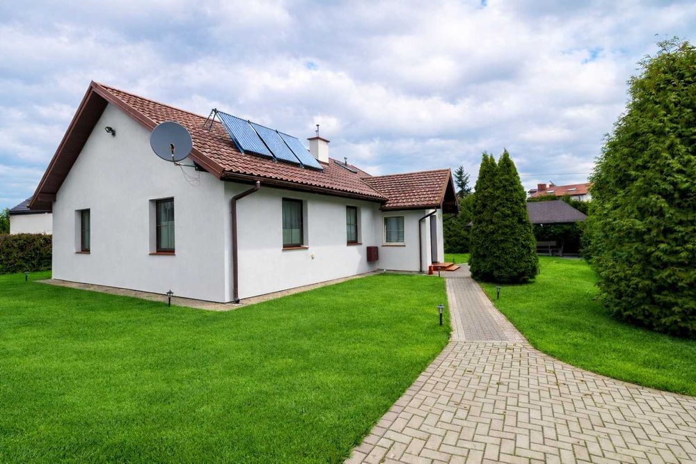 Dom wolnostojący + mieszkanie w budynku sąsiednim z 3 garażami.