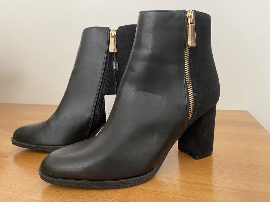 Botas pretas com fecho dourado