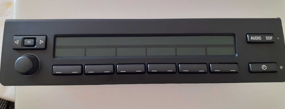 BMW X5  Radio original com os  pixel do display a 100%.
