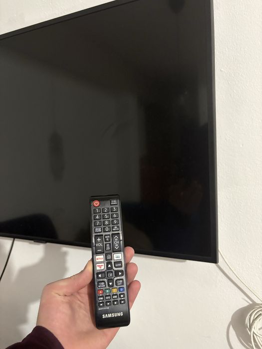 Televisão Samsung 43'' RU7105 Smart 4K UHD