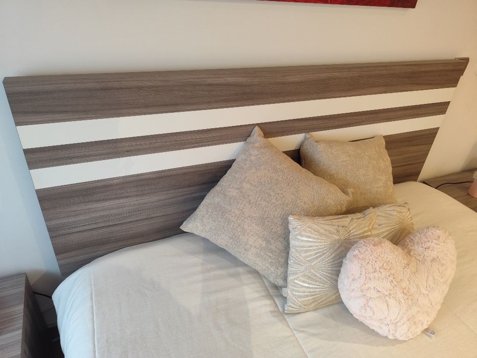Cama + mesas de cabeceira