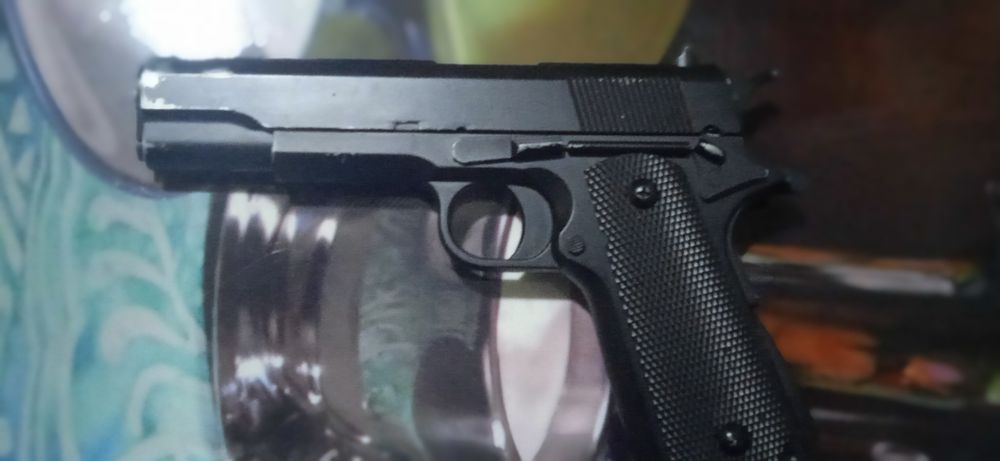 Іграшковий пістолет