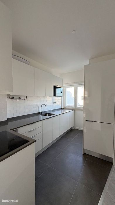 Apartamento T0 com parqueamento e vistas de mar