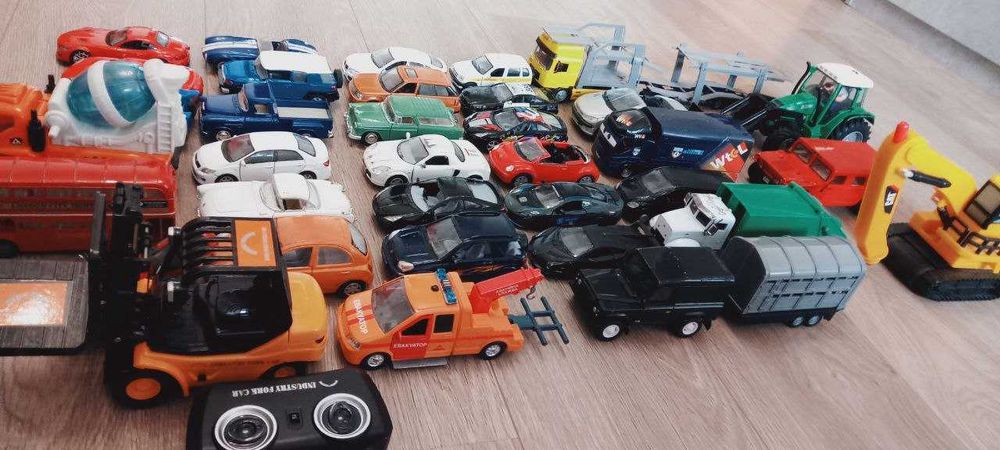 Машинки-модельки металеві