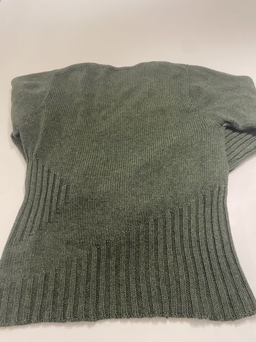 Camisola verde escuro, assimétrica. Veste tamanho S