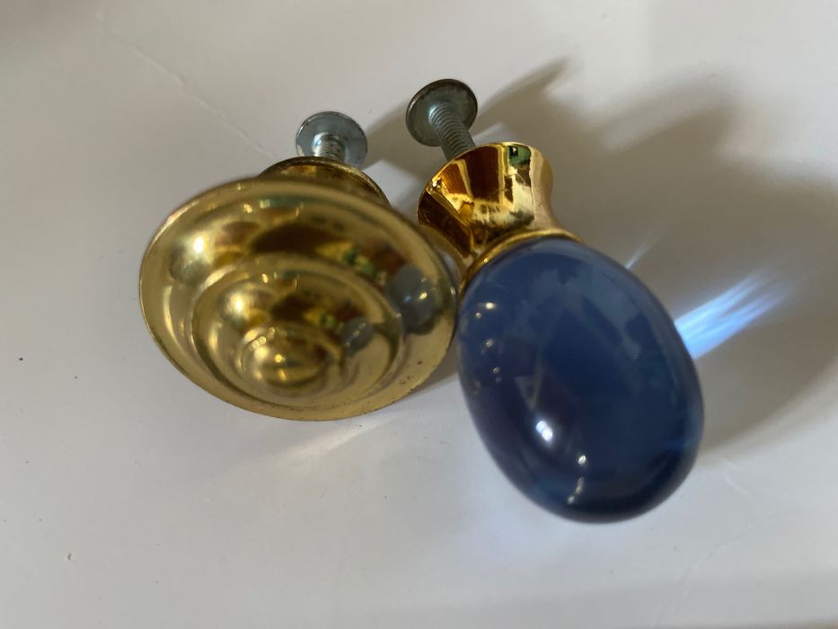 Dois puxadores antigos