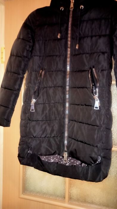 Чорний жіночий пуховик для зими та холодної осені