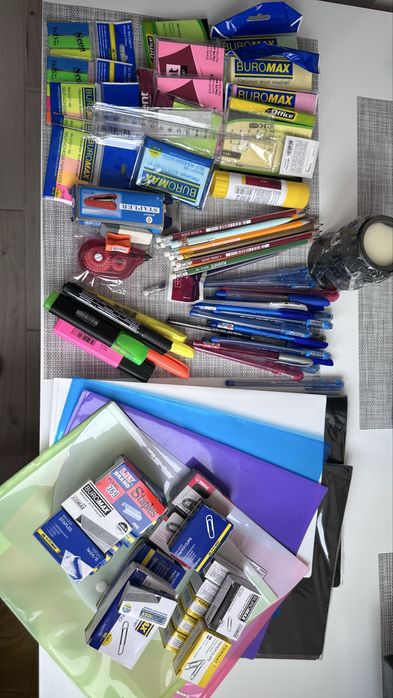 Канцтовари ручки карандаши маркери папір папки скоби скріпки