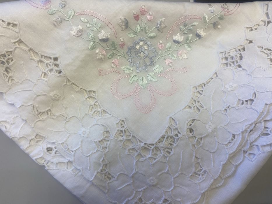 Toalha de mesa bordada  tamanho 84x84