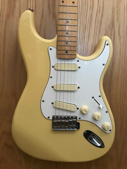 Fenix Stratocaster Guitarra Electrica - Vintage Radio Amarelo