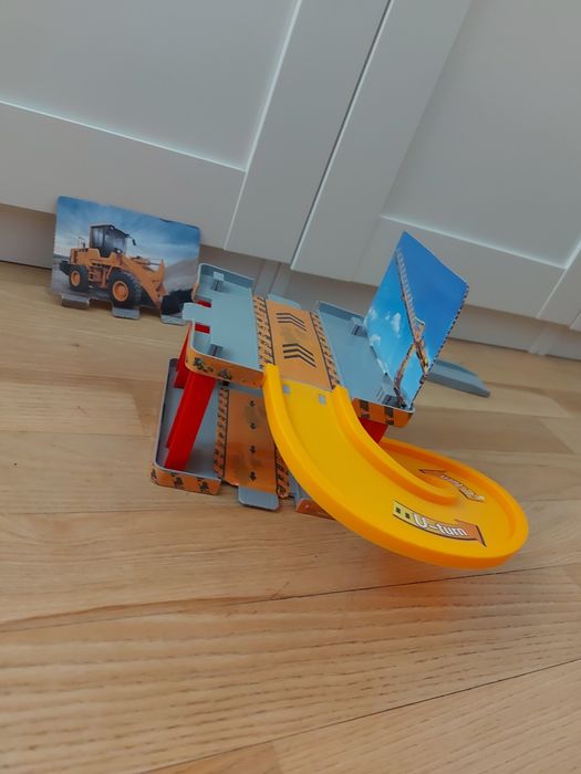 Zabawka mały garaż, parking na pojazdy