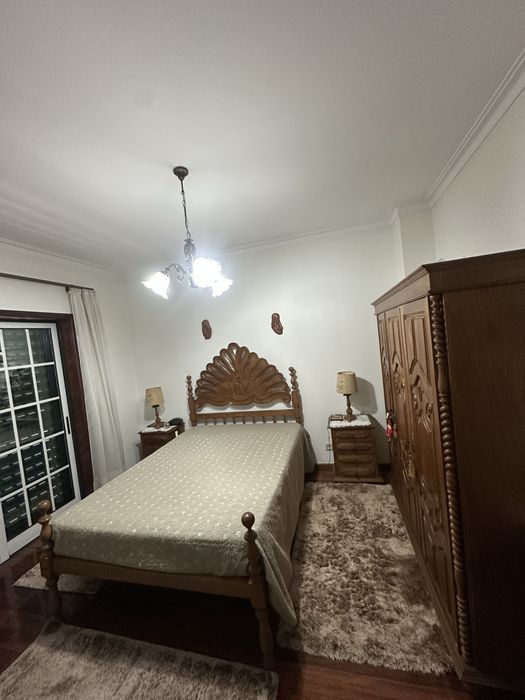 Quarto completo em madeira maciça de castanho