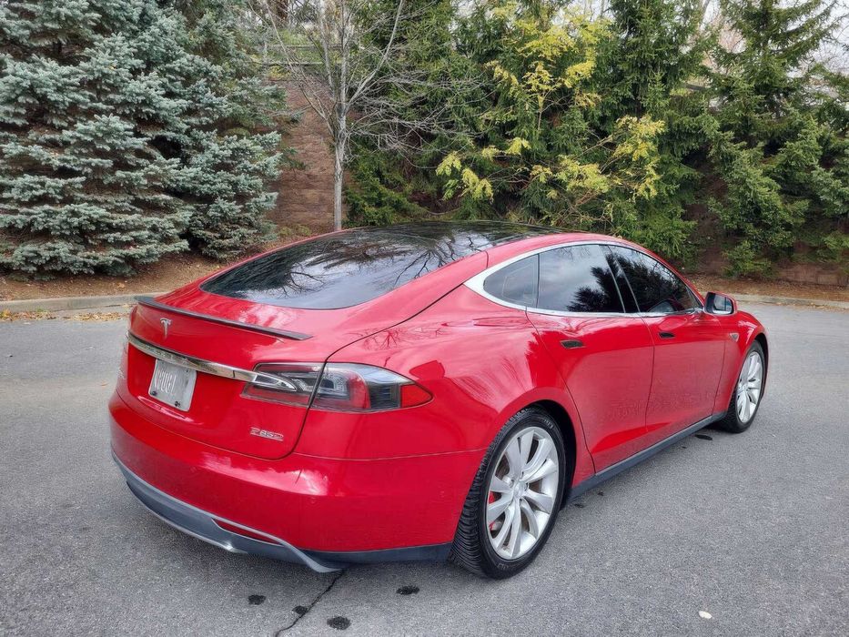 Tesla Model S P85D      2015