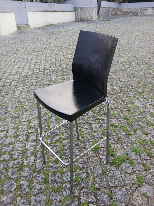 4 bancos de balcão com pés em metal e assentos pretos