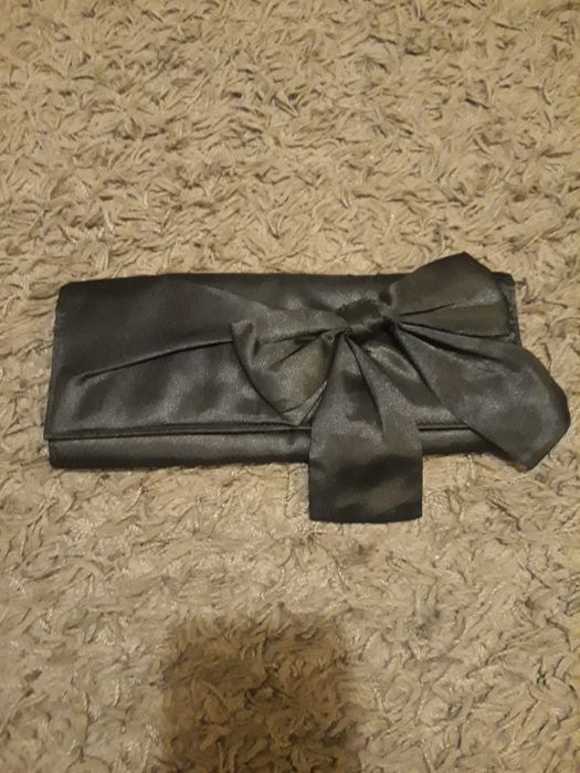 Czarna kopertówka z kokardą