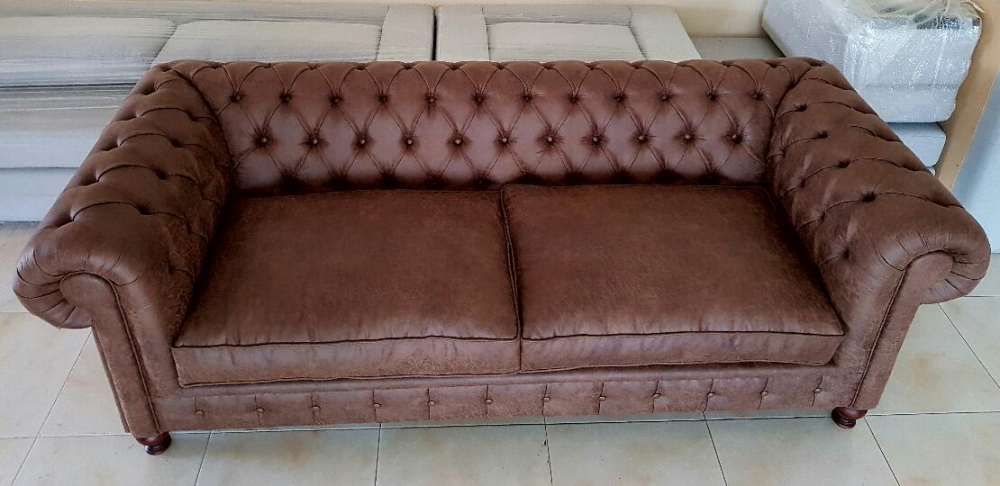 Sofá Chesterfield pele sintética reciclada- NOVO