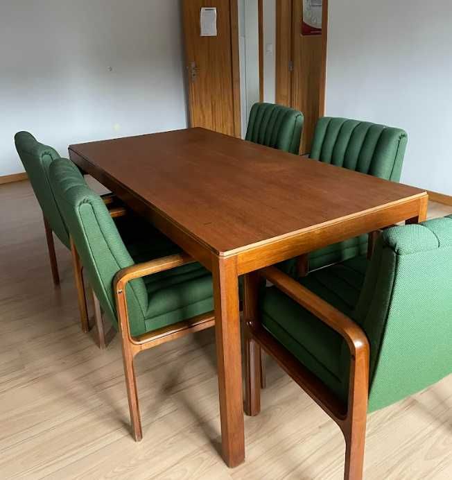 Conjunto de Jantar: mesa em madeira e 5 cadeiras de braços