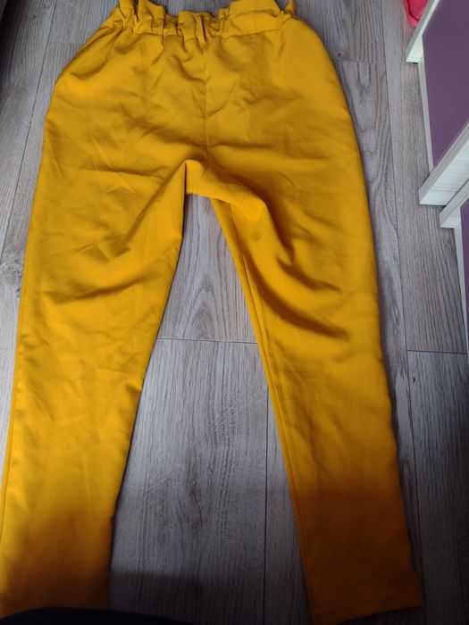 Musztardowe spodnie