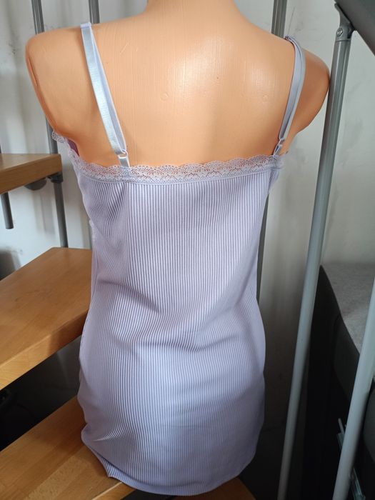 Sukienka na ramiączkach liliowa prążkowany materiał mini elementy koronki halka H&M