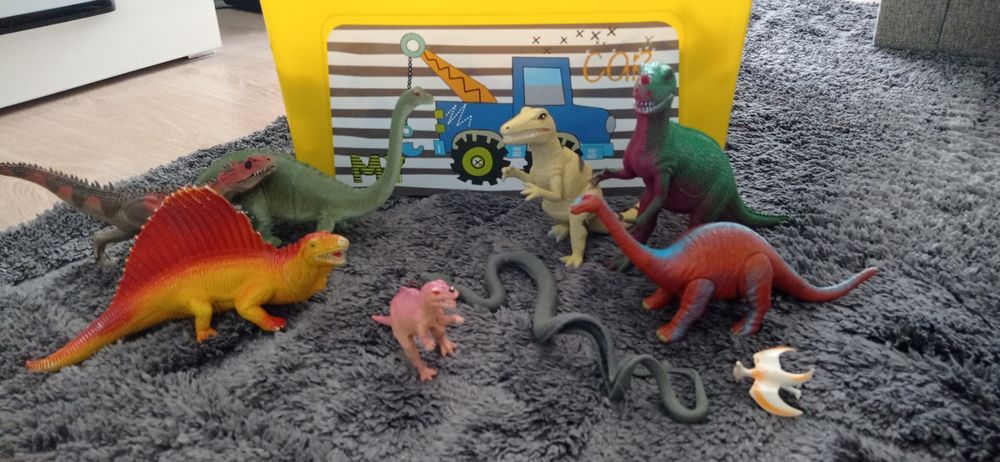 Колекція іграшок динозаври та тварини