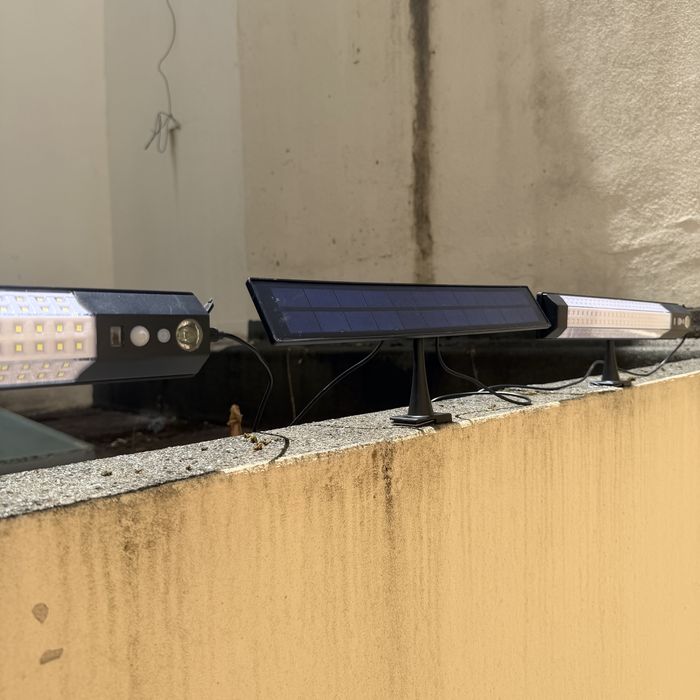 Kit 2 luminárias LED com painel solar - Sensor de presença - Tamanho 39cm x 5,5cm