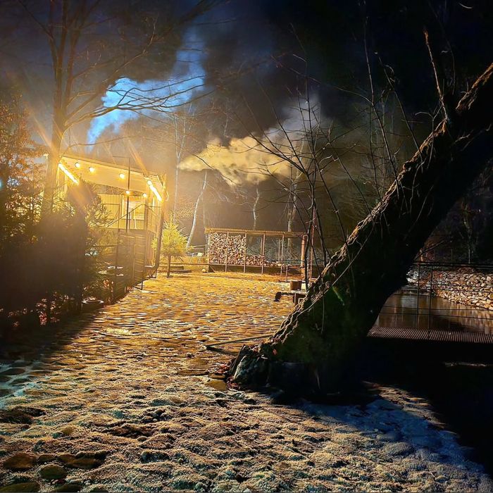 Будинок в горах подобово ”Soloma house” , чан на березі гірської річки