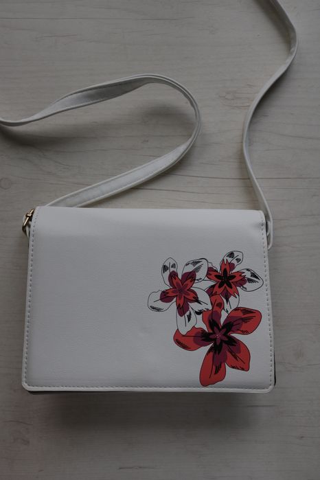 Biała torebka na ramie