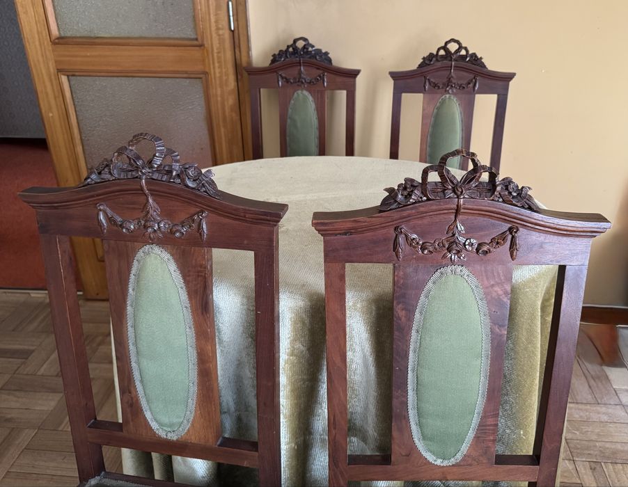 Mesa oval e quatro cadeiras em mogno do principio do sec. XX, em estipo Art Nouveau.