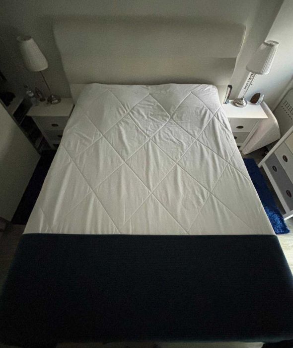 Cama de casal com sistema elevatório
