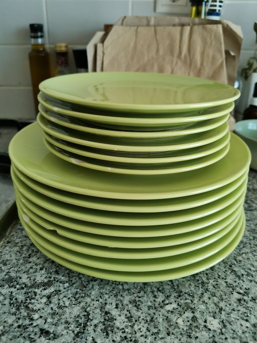 Normal plates and IKEA dessert plates with defects