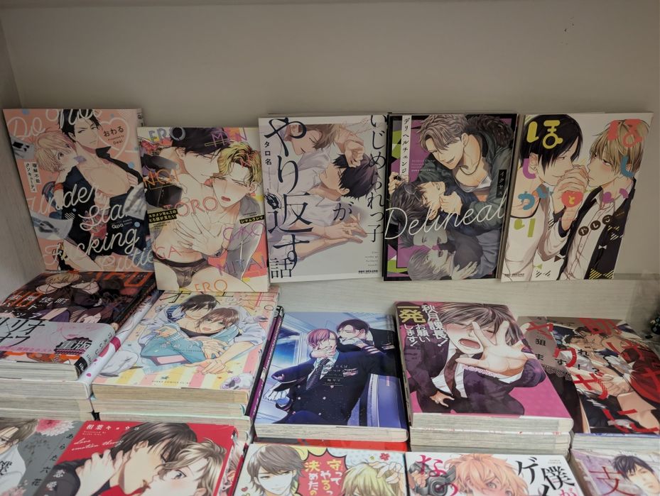 Oригiнальна японська манга (яой та хентай) та різні фігурки