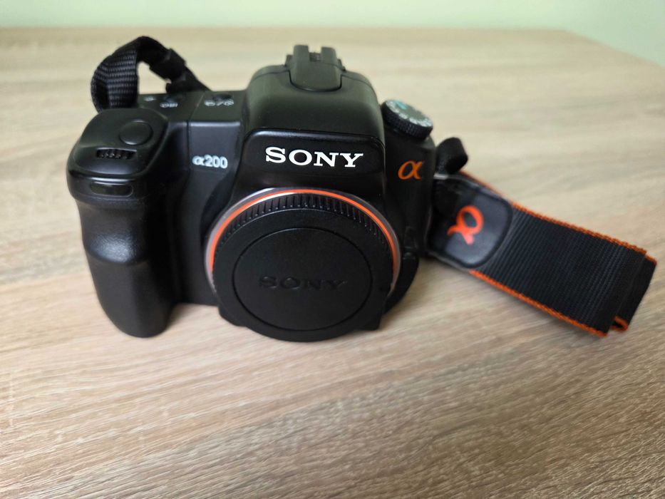 Sony Alpha 200 (DSLR-A200) z dwoma obiektywami 28-70, 75-300 torbą i akcesoriami