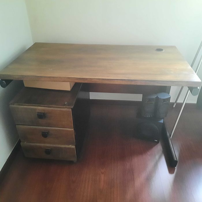 Secretária com modulo de gavetas em madeira maciça  - com cadeira