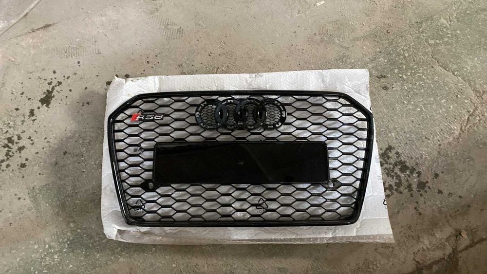 AUDI RS6 Решетка радиатора черная 2018-20
