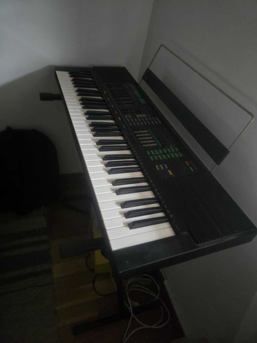 Teclado Yamaha PSR-36 com suporte