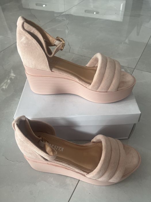 Nowe różowe sandałki