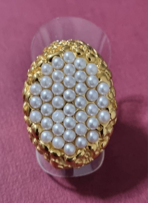 Anel dourado, em aço, com várias micropérolas por cima. T17/18
