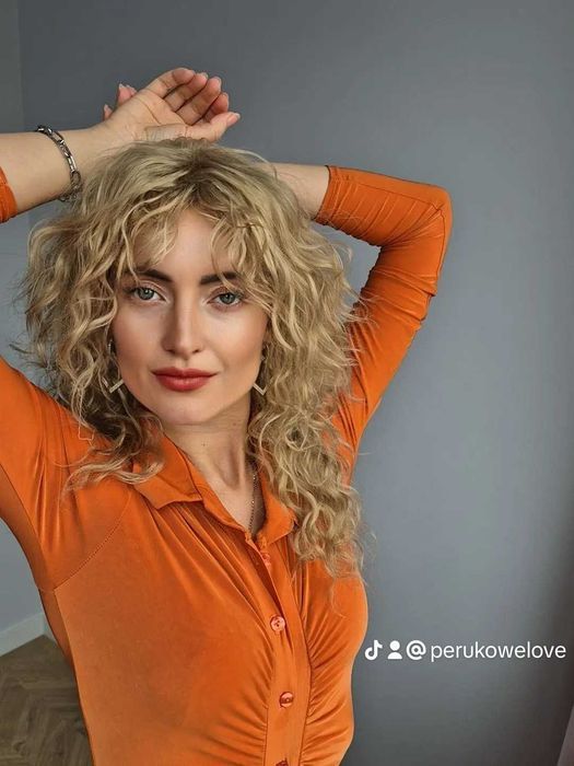 Peruka blond kręcone włosy z grzywką włosy jak naturalne Serena