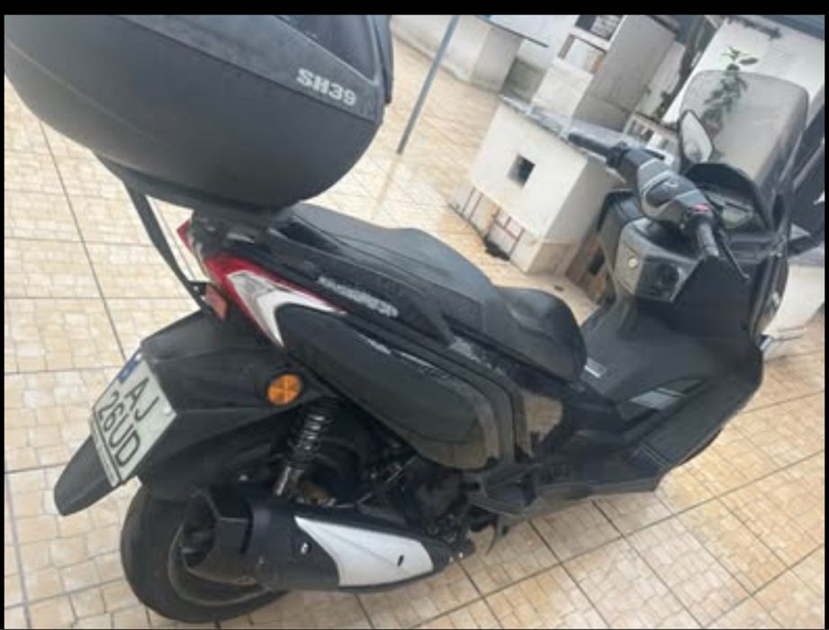 Daelim modelo sq1 125 com mala traseira