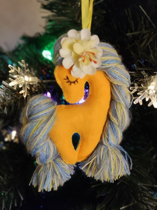 Чарівна новорічна іграшка у вигляді коня, виготовлена вручну з особлив