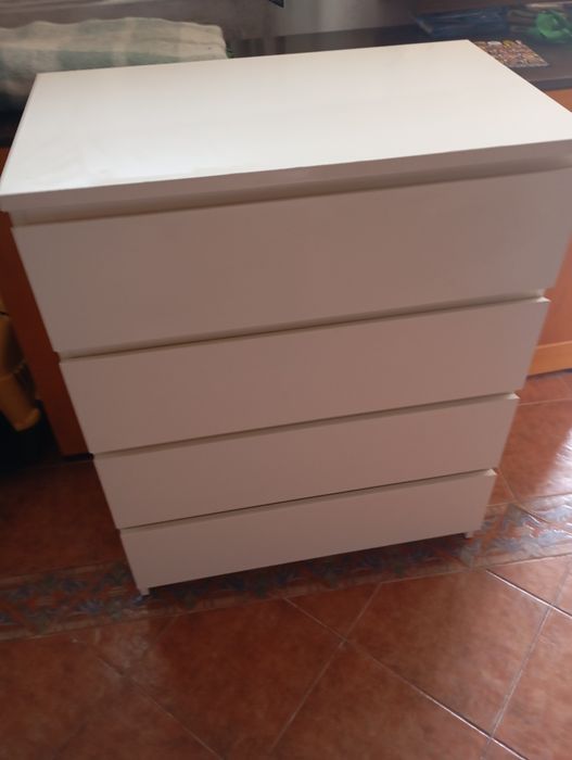 Cómoda branca de 4 gavetas