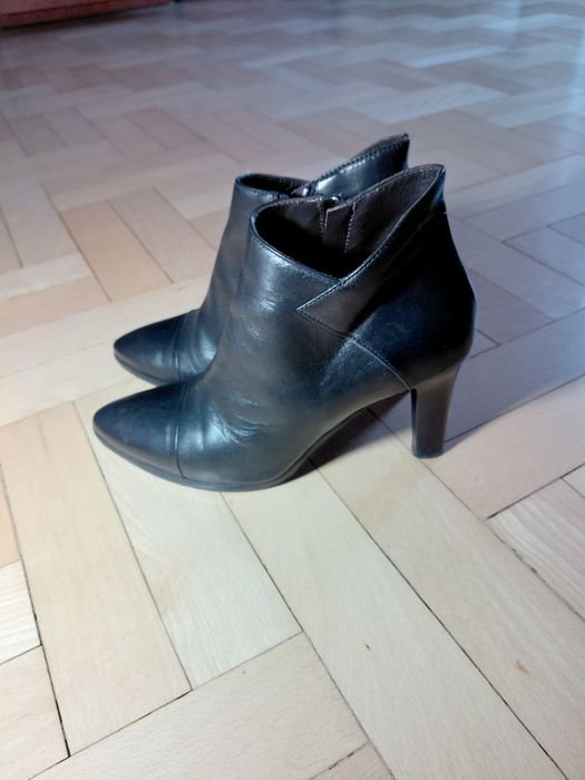 Skórzane czarne botki na obcasie firmy LAURA BELLARIVA