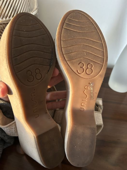 Sandalias de tacao bejes da marca Unisa
