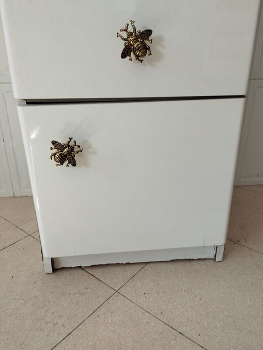 Cómoda branca com detalhes metálicos, móvel, estante, gavetão, gavetas