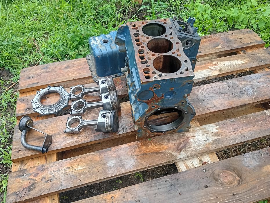 Silnik Kubota blok D1105D z  tłokami