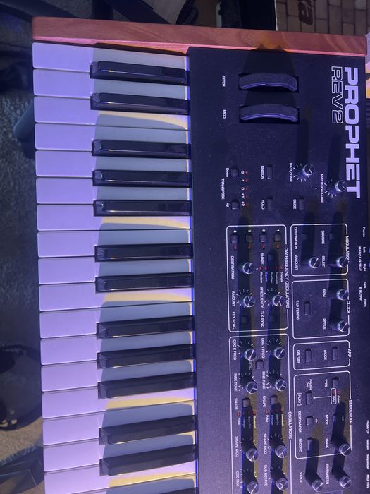 Sintetizador Prophet rev 2 8 vozes